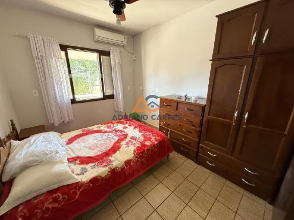 Imagem Casa semimobiliada no Gravatá com 5 dormitórios, sendo 1 suíte com 336m² de terreno a venda pela Imobiliária Adriano Carpes