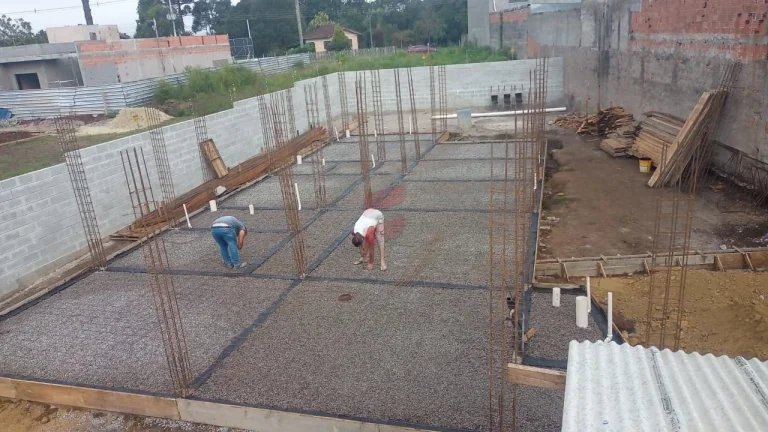 Imagem Casa alto padrãoSerá entregue com 3 suítes.- Móveis planejados na cozinha. 
- ?Sistema de cerca elétrica e alarme com monitoramento.
- ?Aquecimento a gás.
- ?Esquadrias da linha supreme.
- ?Espera de tomada para veículo elétrico.O isolamento dela é de alt
