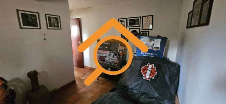 Imagem Casa Comercial para Locação em Interlagos, São Paulo - 2 Quartos, 1 Sala, 2 Banheiros, 4 Vagas de Garagem - 175m²