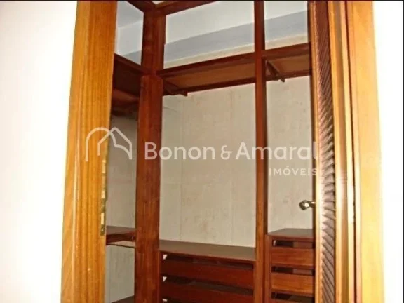 Imagem Viva com conforto e elegância neste amplo apartamento de 289m², ocupando andar inteiro, em uma das...