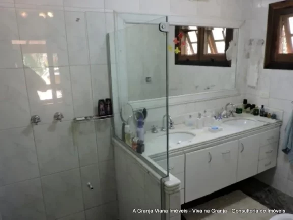 Imagem Muita privacidade com paisagismo tropical, piscina, 5 dormitórios e área gourmet completa.