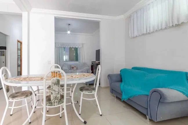 Imagem Casa com 3 suítes e 2 vagas de garagem no Centro de Balneário Camboriú.