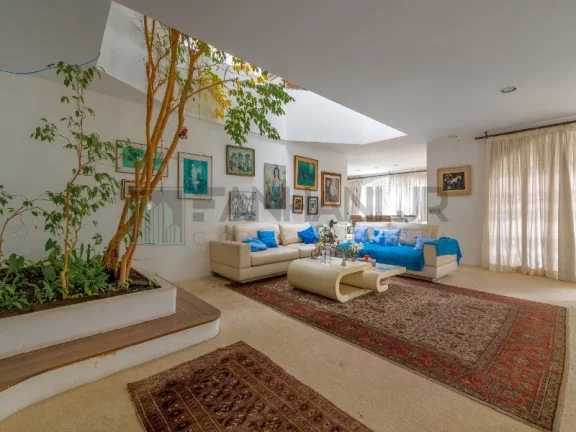 Imagem VENDO CASA CIDADE JARDIM - Próximo à Praça Alfredo Volpi. A casa possui 04 suítes sendo uma master e uma suíte com sala íntima, living para três am