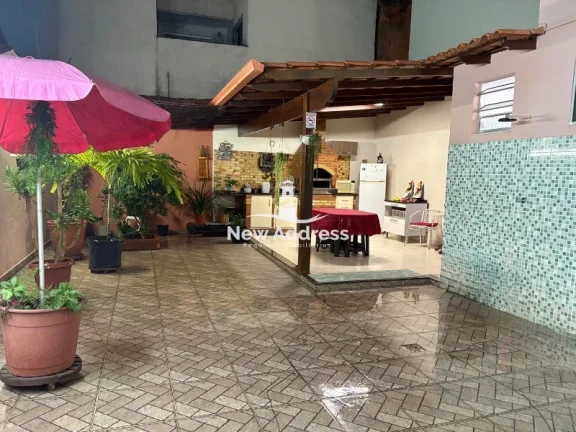 Imagem No Jockey, duas casas em um só imóvel com área gourmet: more com a família, alugue ou transforme em duplex. Comércio e serviços a poucos passos.