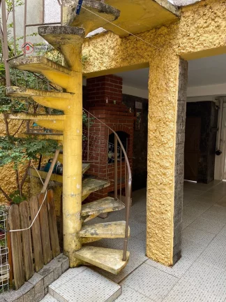 Imagem Excelente sobrado, 220 metros, 3 dormitórios, 3 vagas cobertas, portão automático, quintal com churrasqueira, rua larga e tranquila.