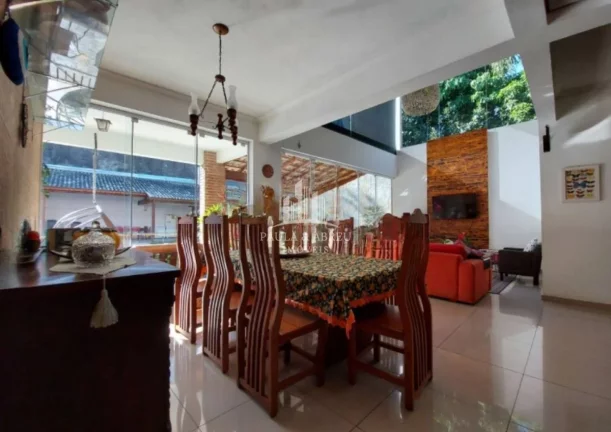 Imagem Sobrado Fantástico 4 Dormitórios, 2 Suítes, sendo uma Master com Closet, hidromassagem e Sacada G, Piscina em Interlagos, Próximo ao Autódromo