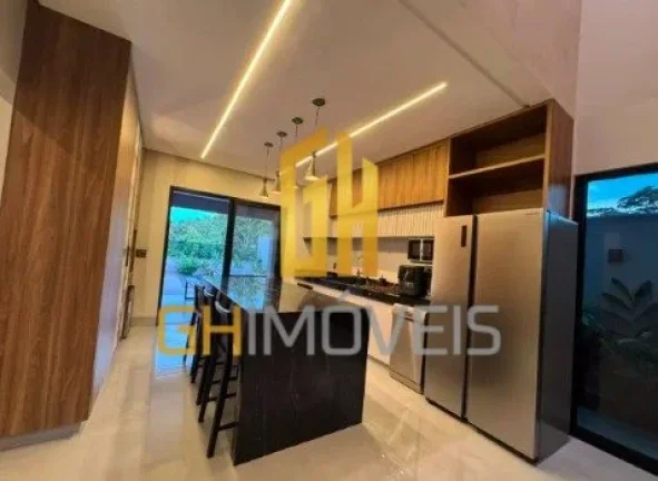 Imagem A casa possui:

-3 suítes amplas
-Mobiliada inclusive com eletrodomésticos:
-Smartv OLED
-Sofá re...