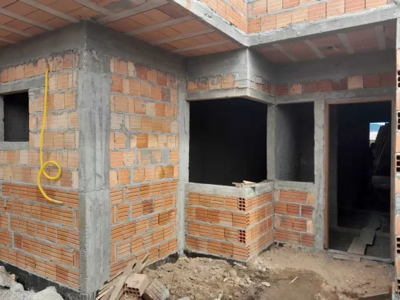 Imagem Casa em construção com 3 dormitórios sendo 1 suíte e 2 vagas de garagem em Palhoça/SC