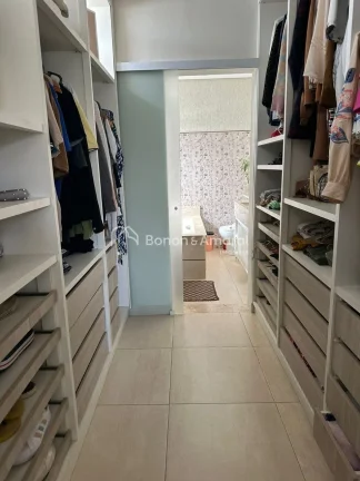 Imagem Destaques do Imóvel:

São 3 Suítes com Ar-Condicionado e Mobiliário Planejado: Suíte master com...