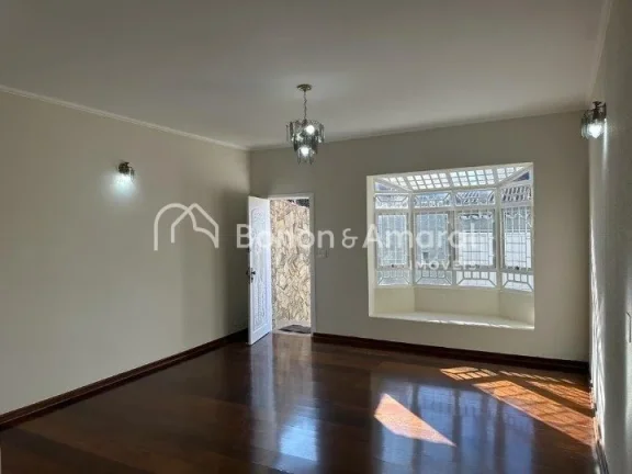 Imagem Imóvel com excelente acabamento, estrutura sólida e totalmente reformado. Com 3 dormitórios, todo...