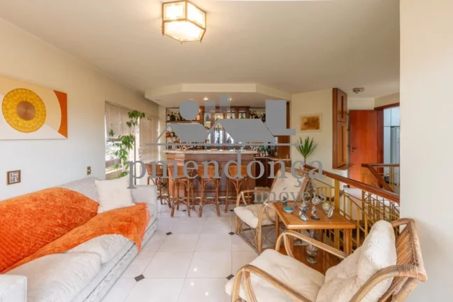 Imagem Cobertura duplex no Alto de Pinheiros com 310 m², 3 quartos ( 1 sui­te ) e 3 vagas.