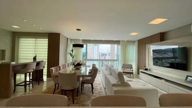 Imagem Apartamento mobiliado com 2 suítes, 2 demi-suítes e 3 vagas de garagem em Balneário Camboriú
