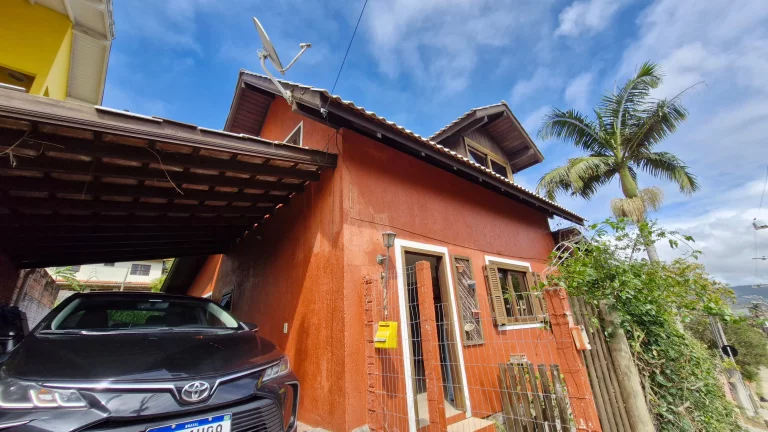 Imagem Duas casas à venda na Praia da Ferrugem, Garopaba. Vista para a lagoa, 260m² de terreno, documentação ok e ótima localização.