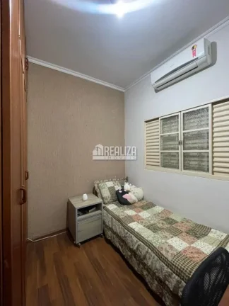 Imagem Casa à venda no Parque São Geraldo, Uberaba: piscina aquecida e varanda gourmet