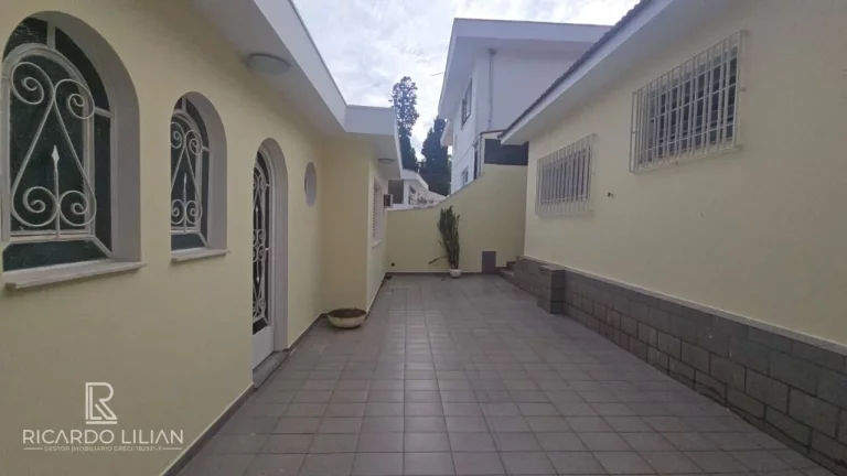 Imagem Casa com 3 dormitorios sendo uma suite e duas vagas localizada proximo ao Metro Vila Sonia.