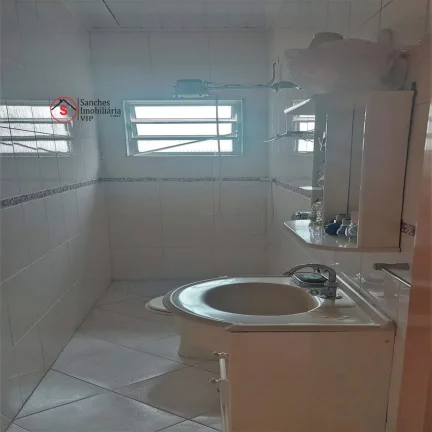 Imagem À venda, casa bem localizada com 1 dormitório, 2 vagas, ampla cozinha, sala e lavanderia, próximo a com?(C)rcios e transportes público