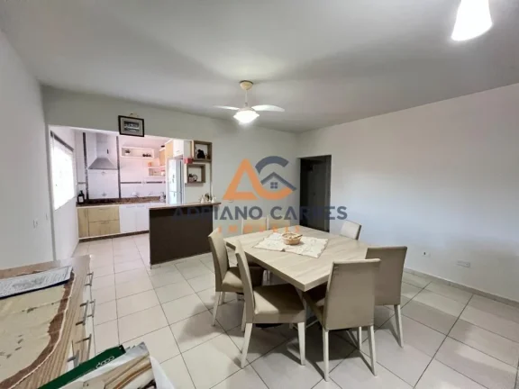 Imagem Aluguel de temporada de casa de praia com 2 dormitórios sendo 1 suíte, sacada com churrasqueira e 2 vagas de garagem, muito bem localizada no bairro Gravatá em Navegantes- SC