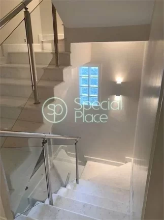 Imagem Segurança e agradabilidade, isto , é o que este belo Condomínio te proporcionará. A casa com pro...