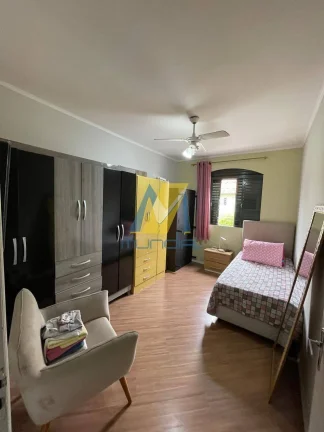 Imagem Sobrado amplo com 215m², 4 dormitórios e espaço gourmet - R$ 780 mil