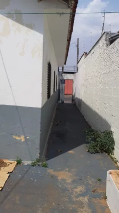 Imagem CASA NO BAIRRO JARDIM BRASILANDIA COM EDICULA NO FUNDO.