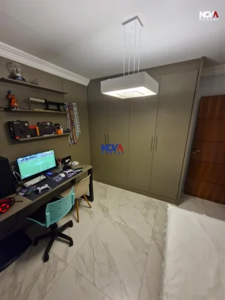 Imagem Conheça esta deslumbrante casa triplex, com 280m de área privativa, localizada no condomínio no R...