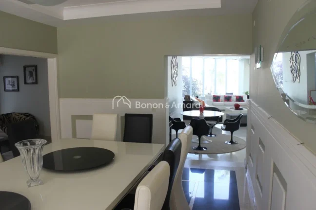 Imagem Casa em condomínio com 724 m² e 6 quartos