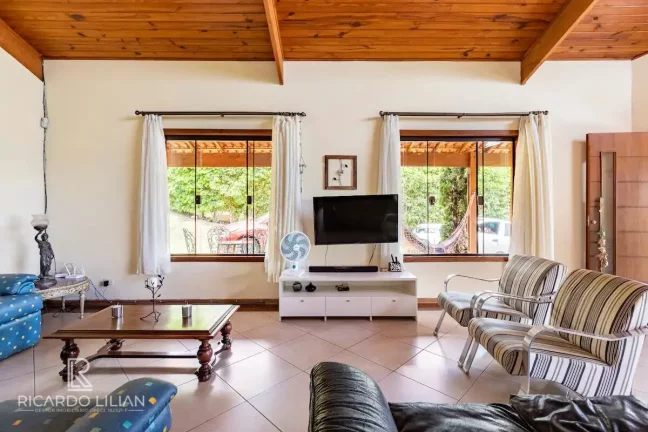 Imagem Maravilhosa Chacara na cidade de Atibaia - 3 dormitórios, piscina, espaço gourmet e 1000m² de terreno.