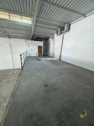 Imagem Galpão Comercial de Alto Padrão em Cotia-SP 2 Salas, 4 Banheiros, 527m² Venda ou Locação no Jardim Santa Paula