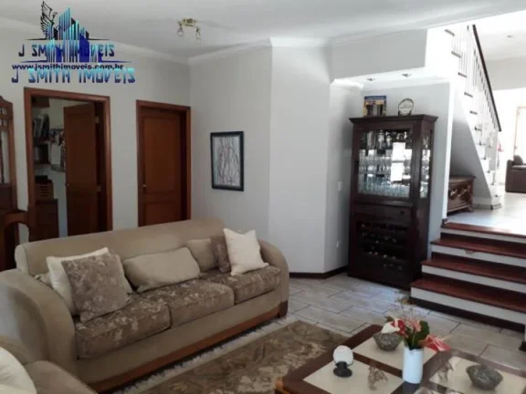 Imagem CASA 4 SUÍTES AMPLAS, PISCINA, 6 VAGAS, PAISAGISMO. COND. SP II