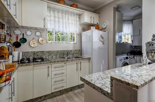 Imagem Apartamento mobiliado com 3 dormitórios sendo 1 suíte e 1 vaga em Balneário Camboriú/SC