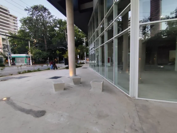 Loja com 700m2 em Pinheiros.