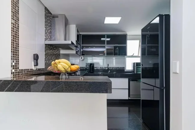 Imagem Este espaçoso apartamento de 167 metros quadrados oferece uma experiência de vida confortável e m...