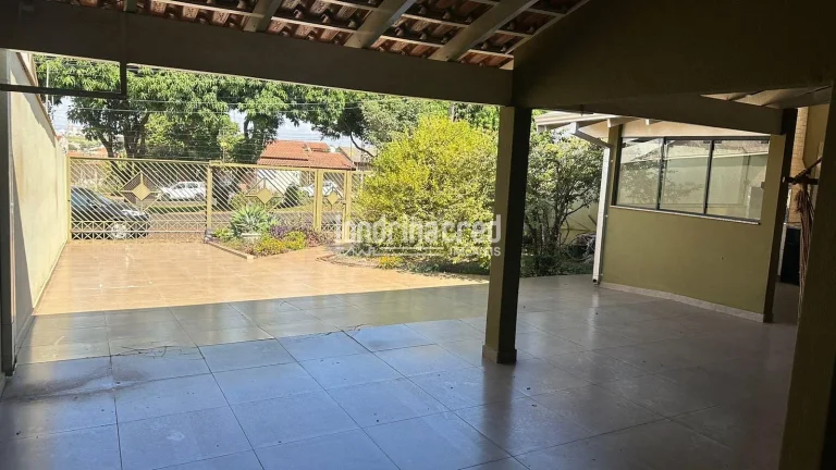 Imagem Casa ampla no Jardim das Palmeiras, zona norte de Londrina, com 3 quartos, 3 banheiros, churrasqueira, terraço e 178m² de área construída