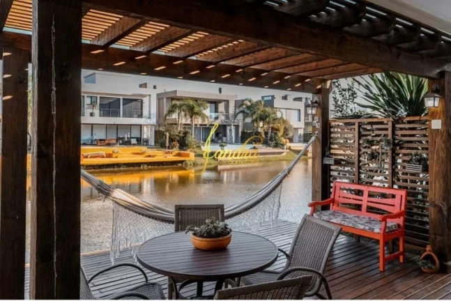 Imagem Casa no condomínio Malibu beira lago com piscina mobiliada e decorada