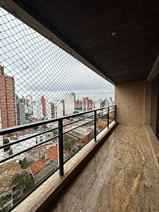 Imagem Viva com conforto e elegância neste amplo apartamento de 289m², ocupando andar inteiro, em uma das...