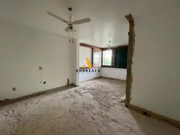 Imagem Novo Leblon - Casa localizada na melhor rua do condominio. Oportunidade de retrofit. Atenção construtrores!!!