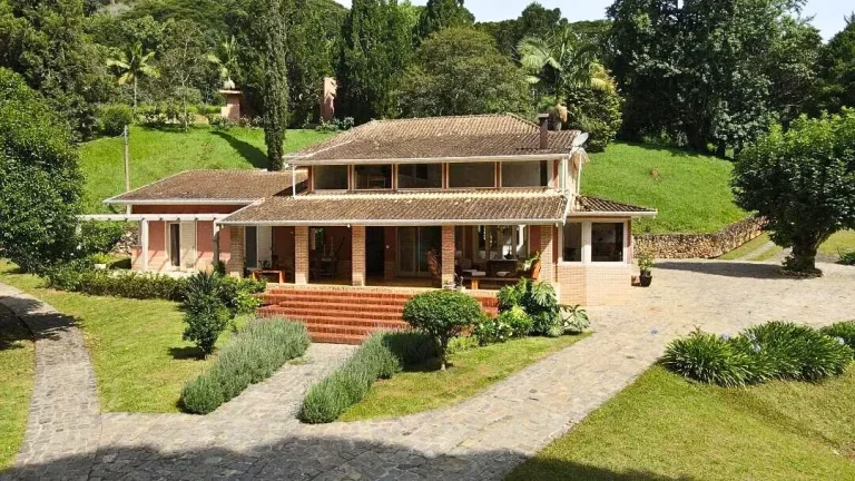 Imagem Chácara Exclusiva com Lago Privativo na Serra de Campos do Jordão