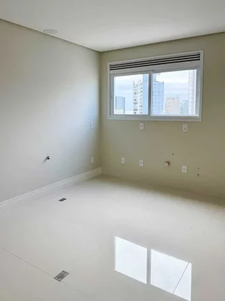 Imagem Apartamento com 3 suítes e 2 vagas de garagem na Av. Brasil em Balneário Camboriú/SC