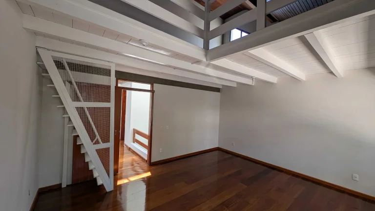 Imagem Casa com 5 dormitórios sendo 3 suítes e 4 vagas de garagem em Florianópolis/SC