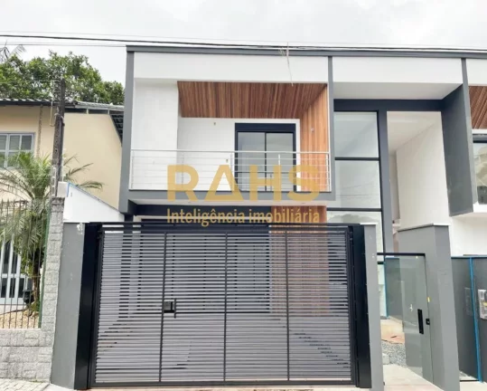 Sobrado Geminado de alto padrão, no bairro Saguaçú, pronto para morar com 160,52m² privativos. E...