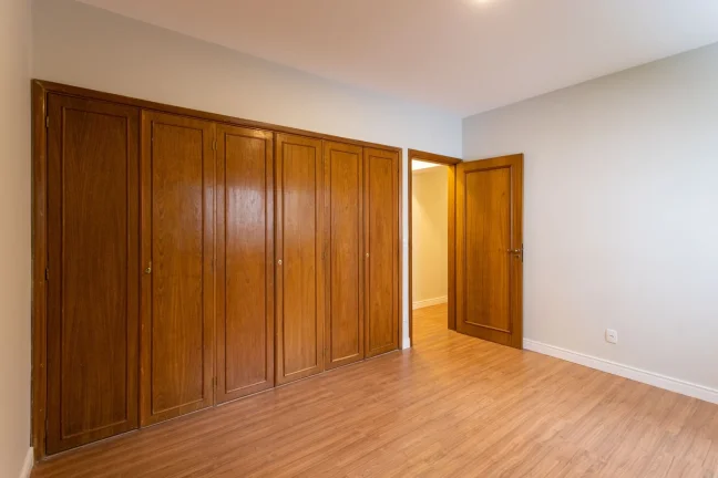 Imagem Apartamento 134M², 3Q, 1 Suíte, 2 Banheiros, 1 Vaga, Armários, Ar Condicionado.