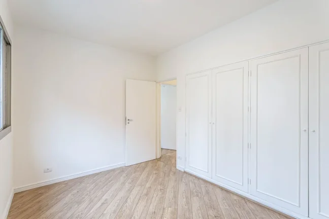 Imagem Apartamento 94M², 3Q, 2 Banheiros, 1 Vaga, Banheiro de Serviço, Armários.