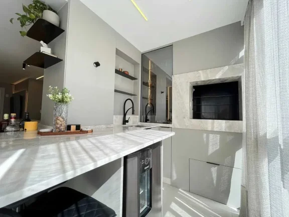 Imagem Apartamento mobiliado com 3 dormitórios sendo 1 suíte e 2 vagas de garagem em Balneário Camboriú