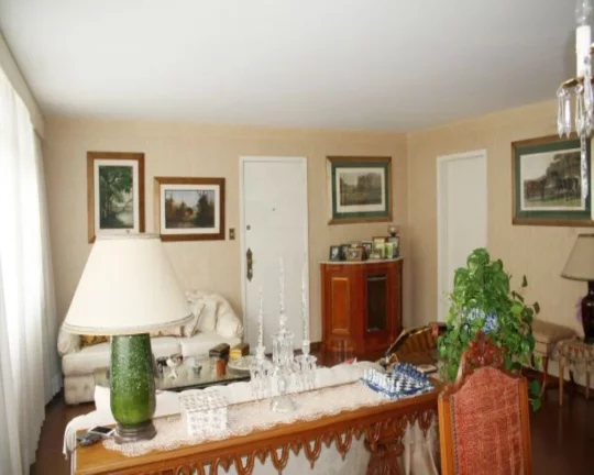Imagem Apartamento com living amplo com janelas grandes, piso de carpete, 03 dormitórios com armários, co...