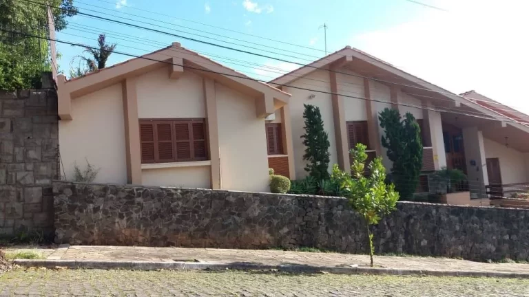 Imagem Casa de alto padrão de 3 Dormitórios e 400 m² de área útil em localização nobre Central de Sa