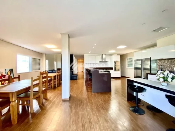 Imagem Casa Frente Mar com 7 dormitórios à venda sendo 5 suítes, 425 m² – Meia Praia –