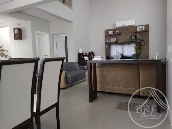 Imagem Vendo casa semi nova em Estreito Florianópolis SC, três suítes, lavabo.