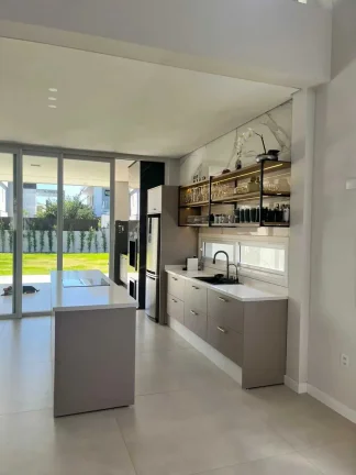 Imagem Casa com 4 suítes sendo 1 master e 4 vagas de garagem - Campeche em Florianópolis/SC
