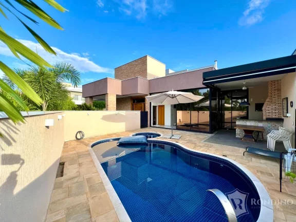 Imagem Casa t?(C)rrea em condomínio com piscina, vista permanente e 03 suítes.