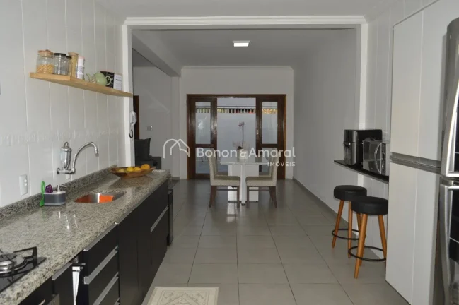 Imagem Linda casa com 3 quartos sendo 1 suíte com banheira de hidromassagem, armário embutido, sala de es...
